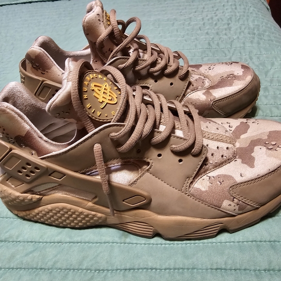 Nike Huarches Tan With Camouflage Sneakers - Picture 1 of 4